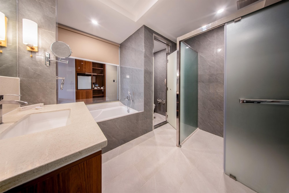 Family Suite, Multiple Beds, Non Smoking, Bathtub photo 2