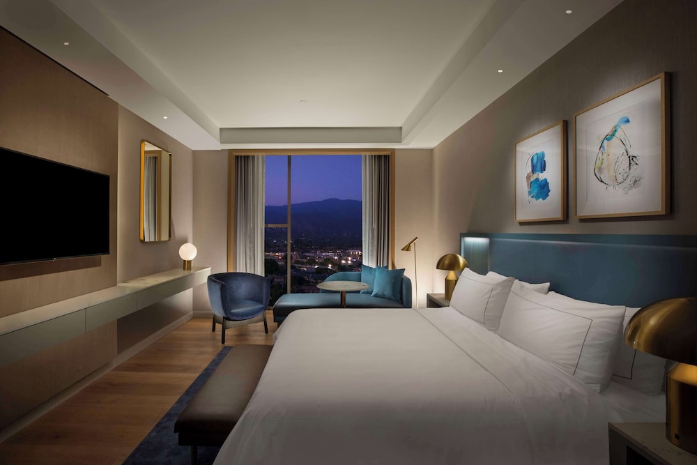 Room, 1 King Bed (Racetrack View)