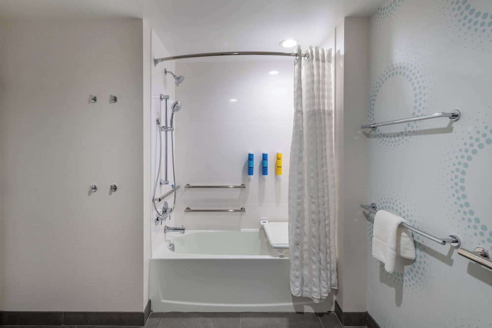 Room, 1 King Bed, Accessible, Bathtub - Photo 4