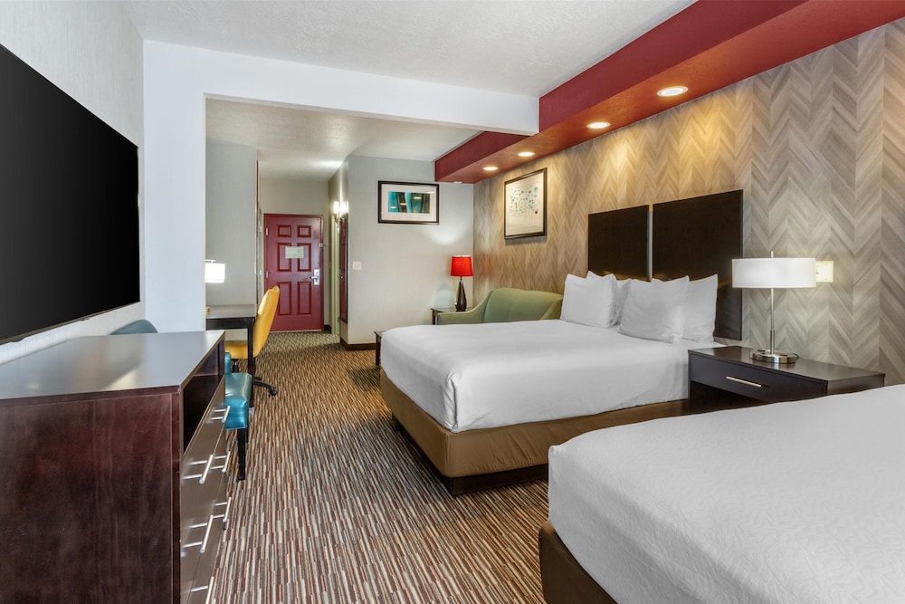 Suite, 2 Queen Beds, Non Smoking, Refrigerator & Microwave (with Sofabed) photo 2