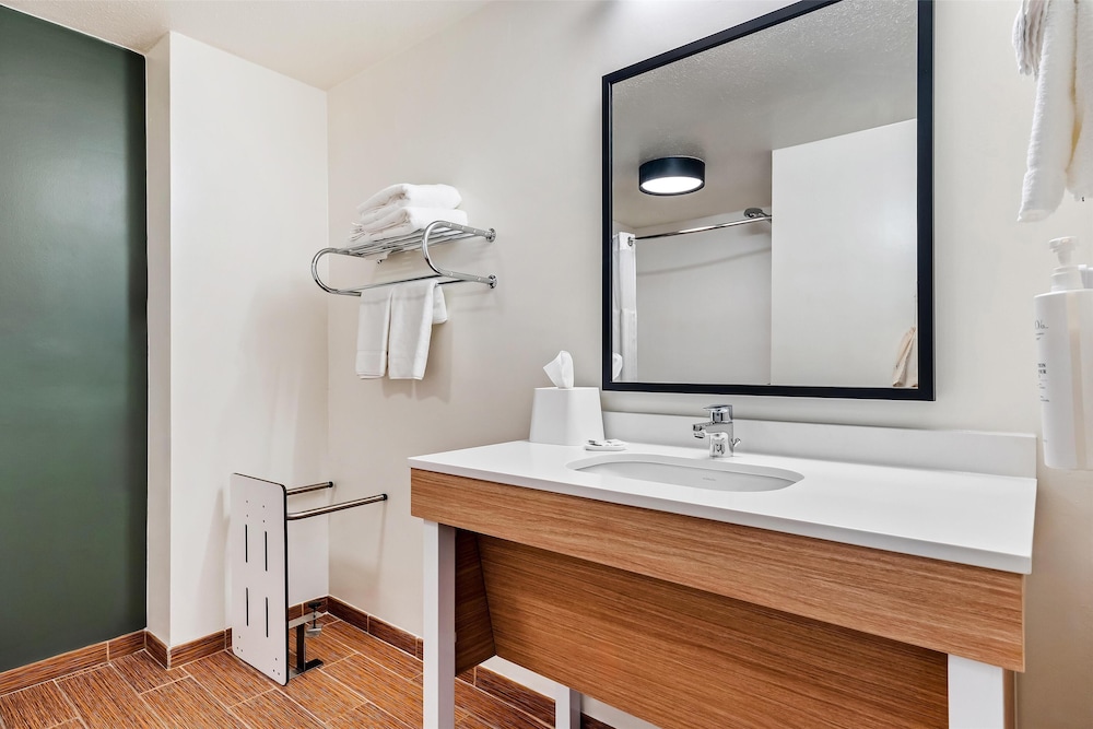 Room, 2 Queen Beds, Accessible, Bathtub (Mobility) - Photo 4