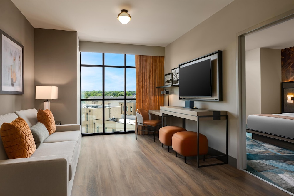 Deluxe Suite, Multiple Beds, Bathtub (Mobility, Founders)