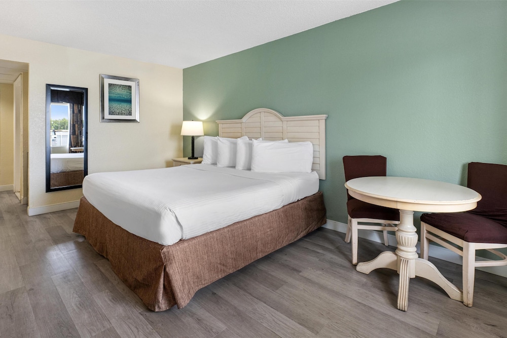 Standard Room, 1 King Bed, Accessible, Refrigerator & Microwave - Photo 2