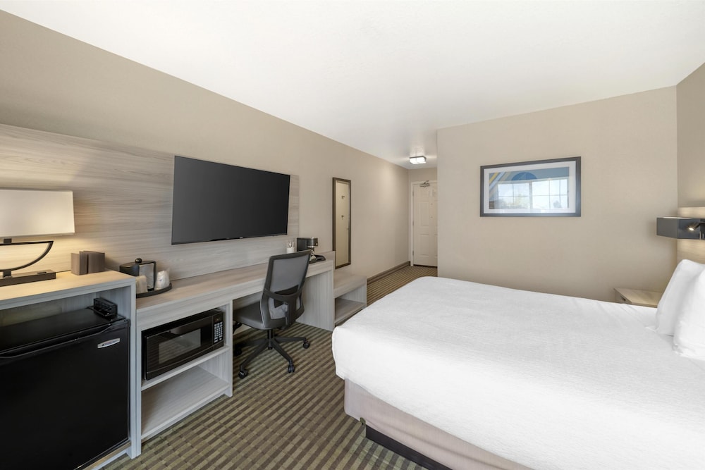Standard Room, 1 Queen Bed, Accessible, Refrigerator & Microwave - Photo 1