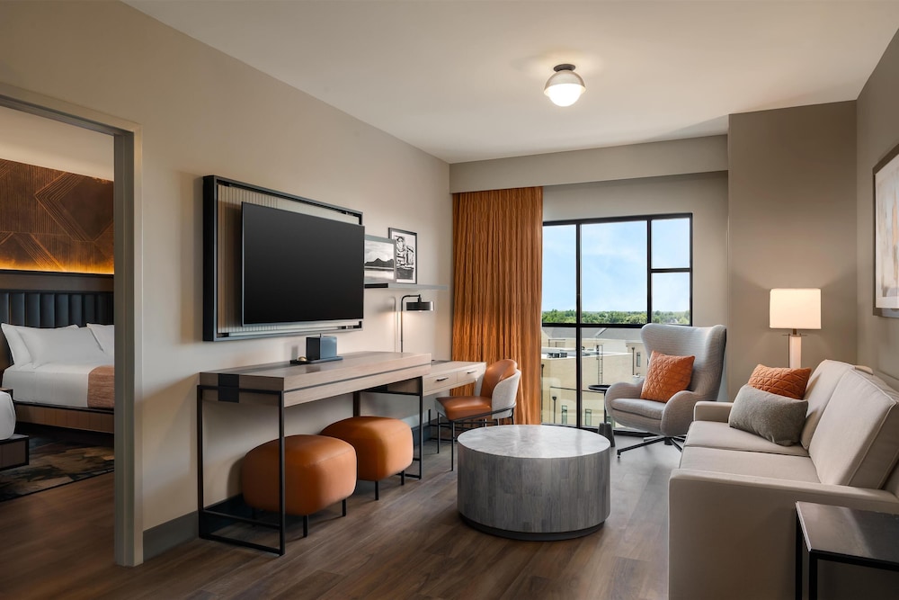 Deluxe Suite, 1 Bedroom, Hearing Accessible, Refrigerator & Microwave (Hearing)