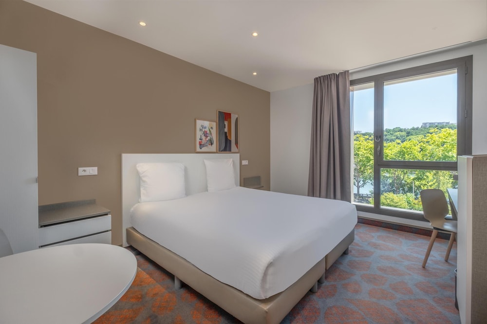 Room, 1 King Bed, River View
