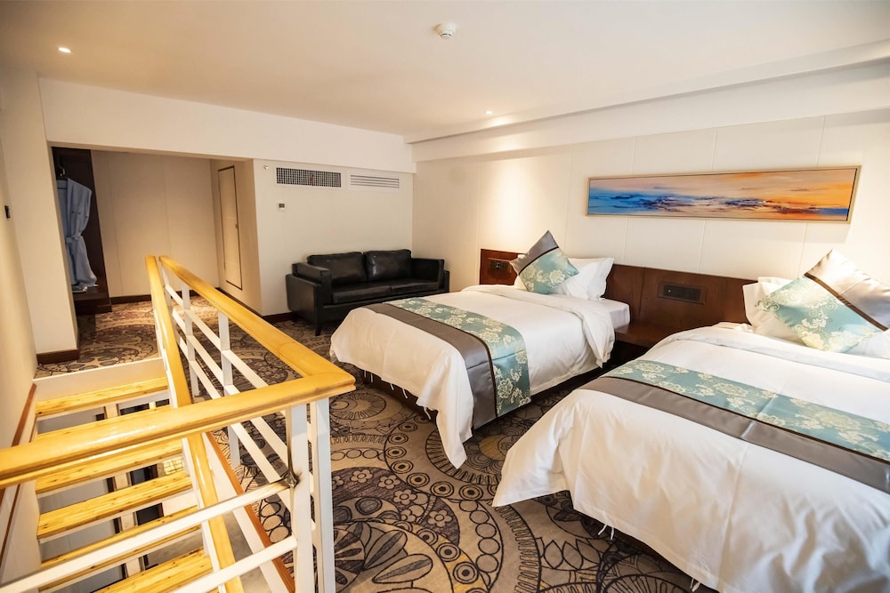 Suite, Multiple Beds, Smoking photo 2