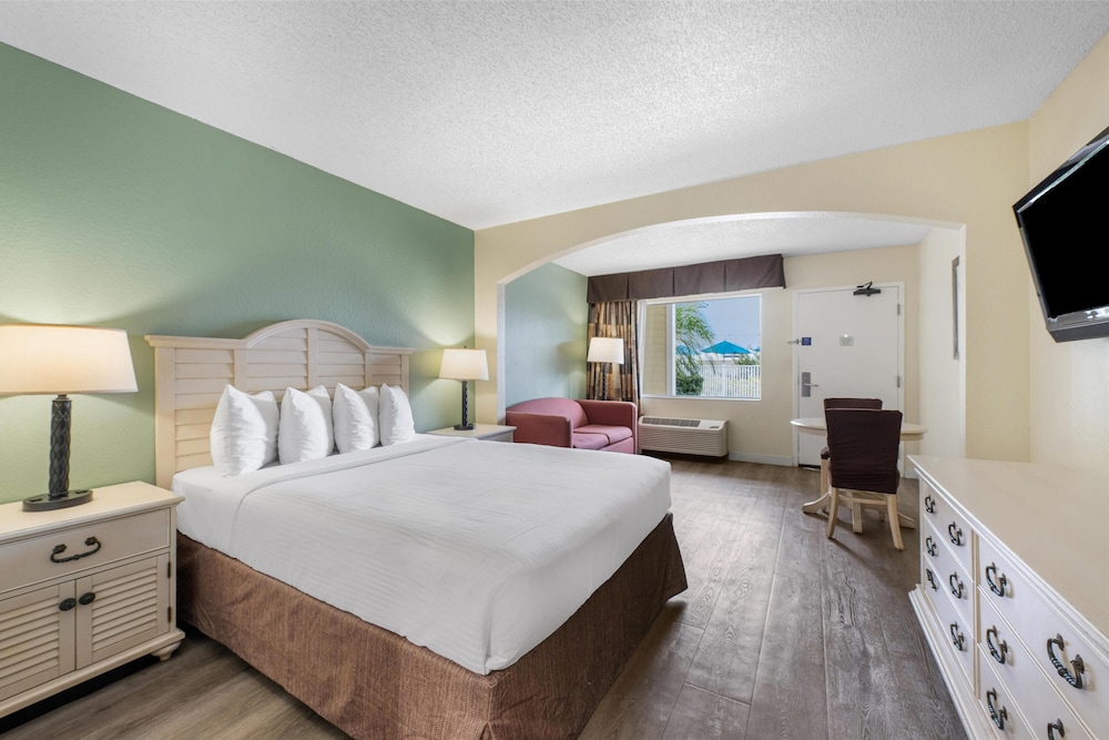Standard Room, 1 Queen Bed, Refrigerator & Microwave, Pool View - Photo 3