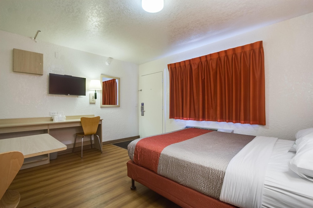 Deluxe Room, 1 Queen Bed, Non Smoking, Refrigerator & Microwave photo 3