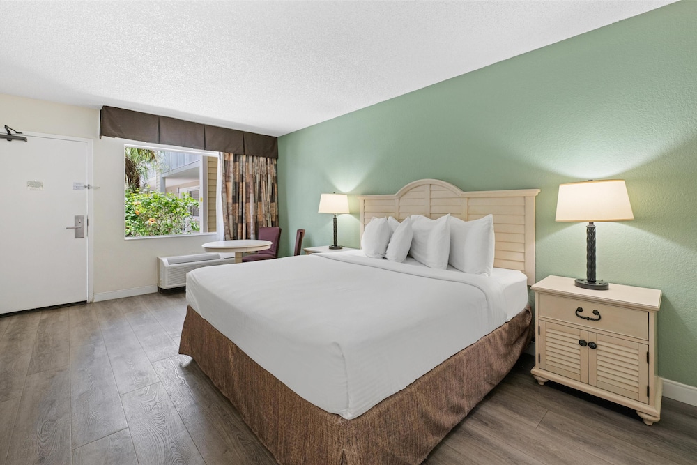 Standard Room, 1 King Bed, Refrigerator & Microwave, Pool View - Photo 2