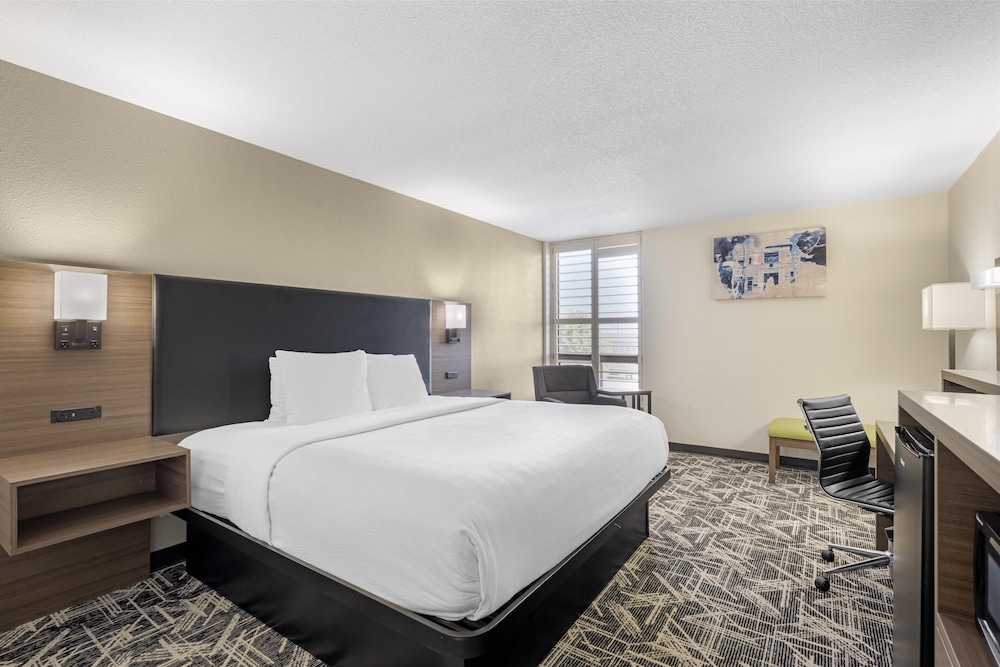Suite, 1 King Bed, Non Smoking, Jetted Tub - Photo 3