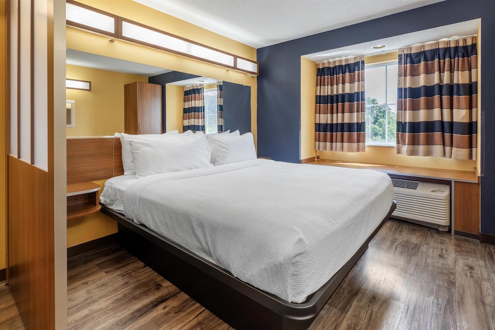 Suite, 1 King Bed, Non Smoking, Refrigerator & Microwave (with Single Sofabed;Larger Room) - Photo 1