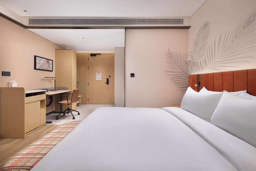 Room, 1 King Bed thumbnail 6