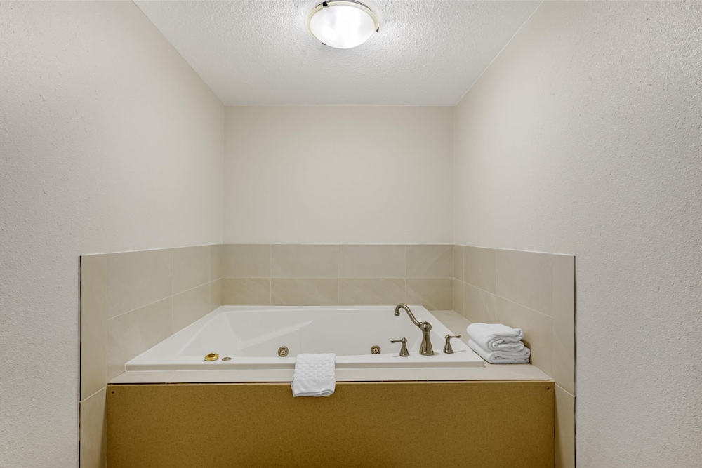 Suite, 1 King Bed, Non Smoking, Jetted Tub - Photo 4