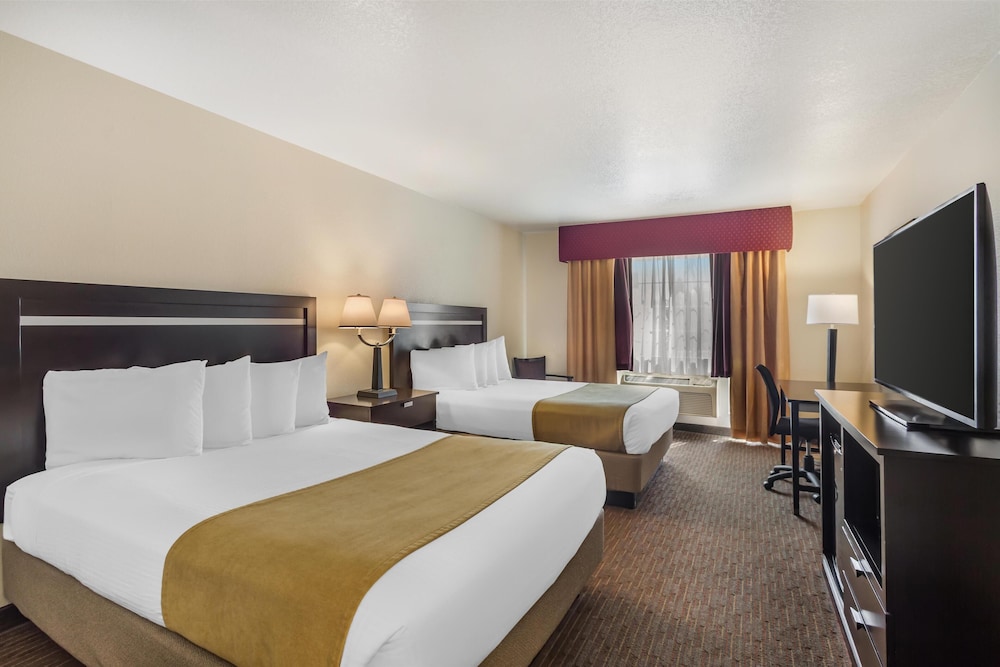 Standard Queen Room with Two Queen Beds and Refrigerator (Non Smoking) photo 2