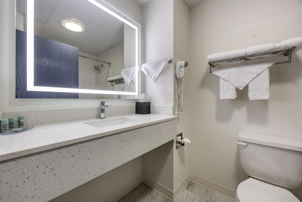 Suite, 1 King Bed, Non Smoking, Hot Tub - Photo 6