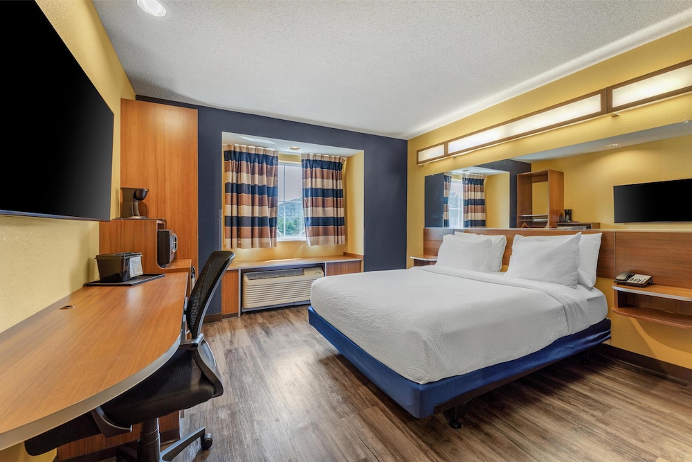 Standard Room, 1 King Bed, Accessible, Refrigerator & Microwave