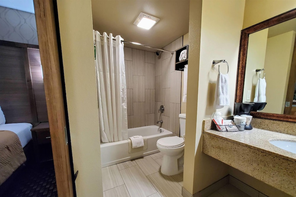 Room, 1 Queen Bed, Non Smoking (Efficiency) - Photo 3