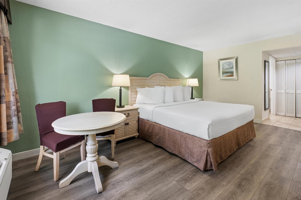 Standard Room, 1 King Bed, Refrigerator & Microwave, Pool View - Photo 4