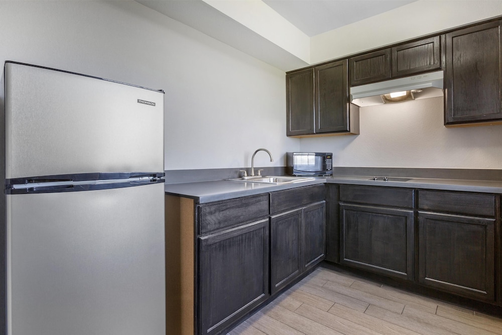 Standard Room, 1 King Bed, Accessible, Kitchenette photo 3