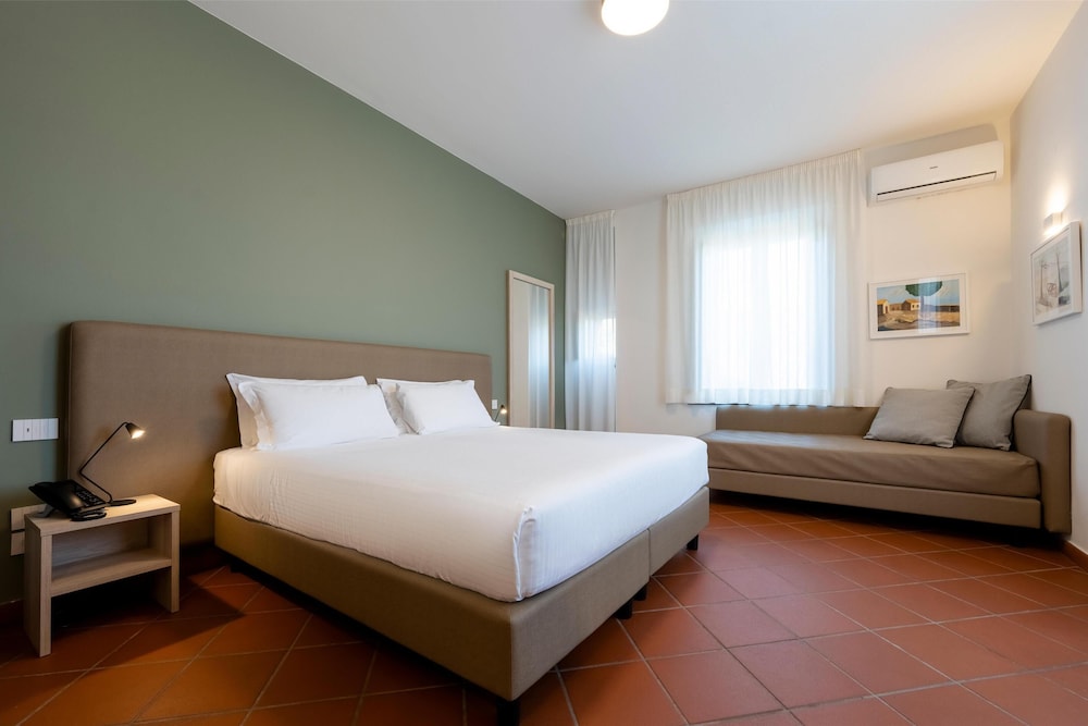 Club Room, Balcony (House)