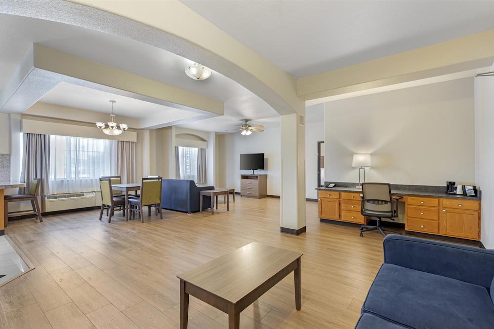 Suite, 2 Queen Beds, Refrigerator & Microwave (Walk-in Shower)