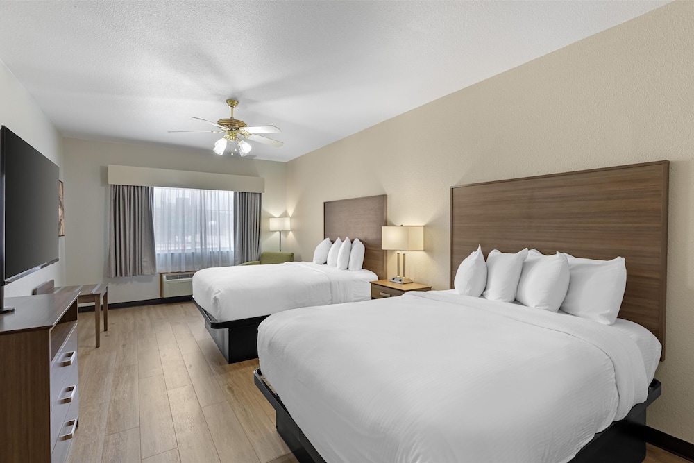 Suite, 2 Queen Beds, Refrigerator & Microwave (Walk-in Shower) photo 2
