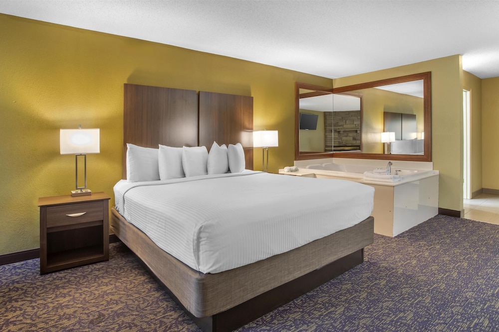 Standard Room, 1 King Bed, Non Smoking, Jetted Tub photo 3