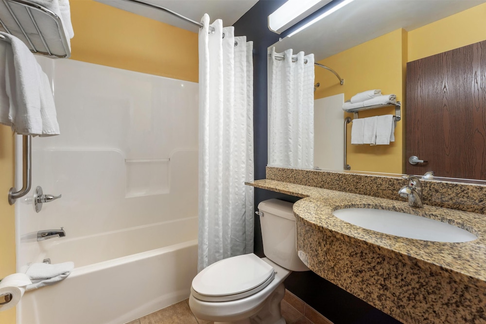 Suite, 1 King Bed, Non Smoking, Refrigerator & Microwave (with Single Sofabed;Larger Room) - Photo 2