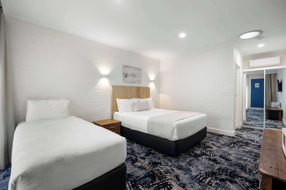 Deluxe Room, Multiple Beds - Photo 3