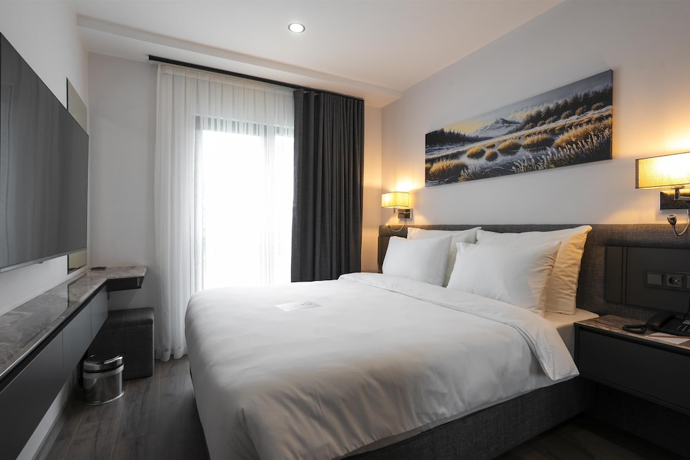 Suite, 1 King Bed, Kitchen, Sea View