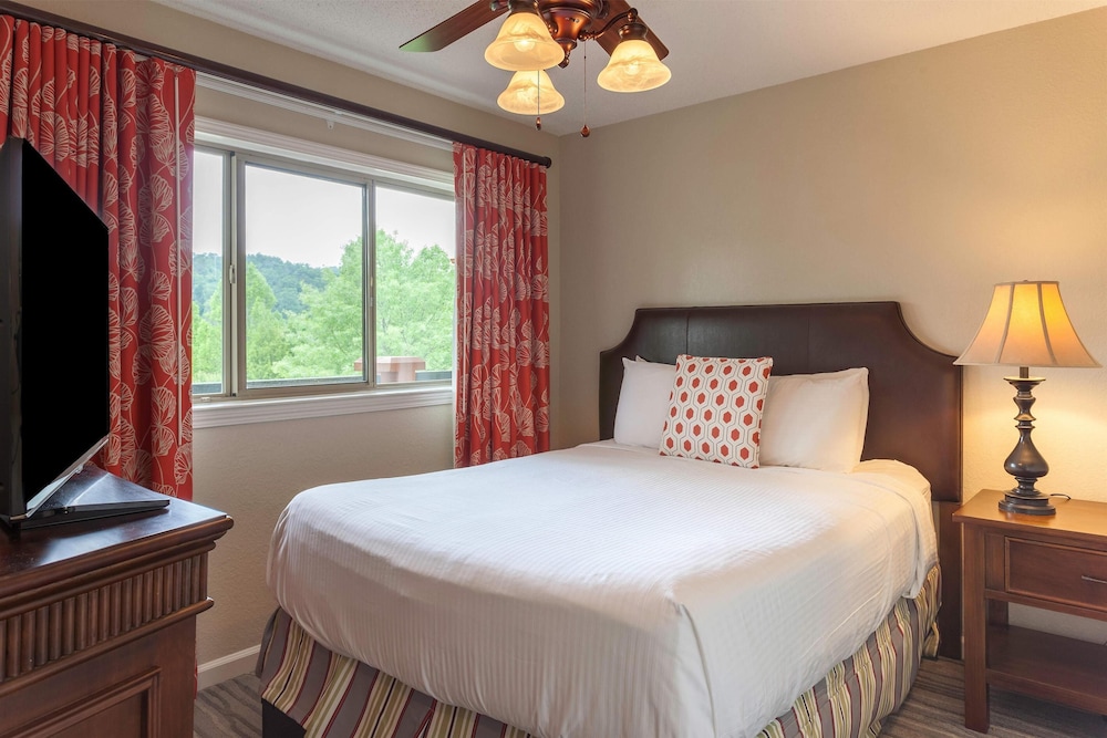 1 BEDROOM 1 QUEEN SUITE WITH BALCONY - Photo 1
