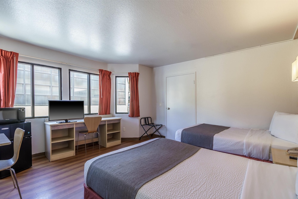 Deluxe Suite, 2 Double Beds, Non Smoking, Refrigerator & Microwave photo 1