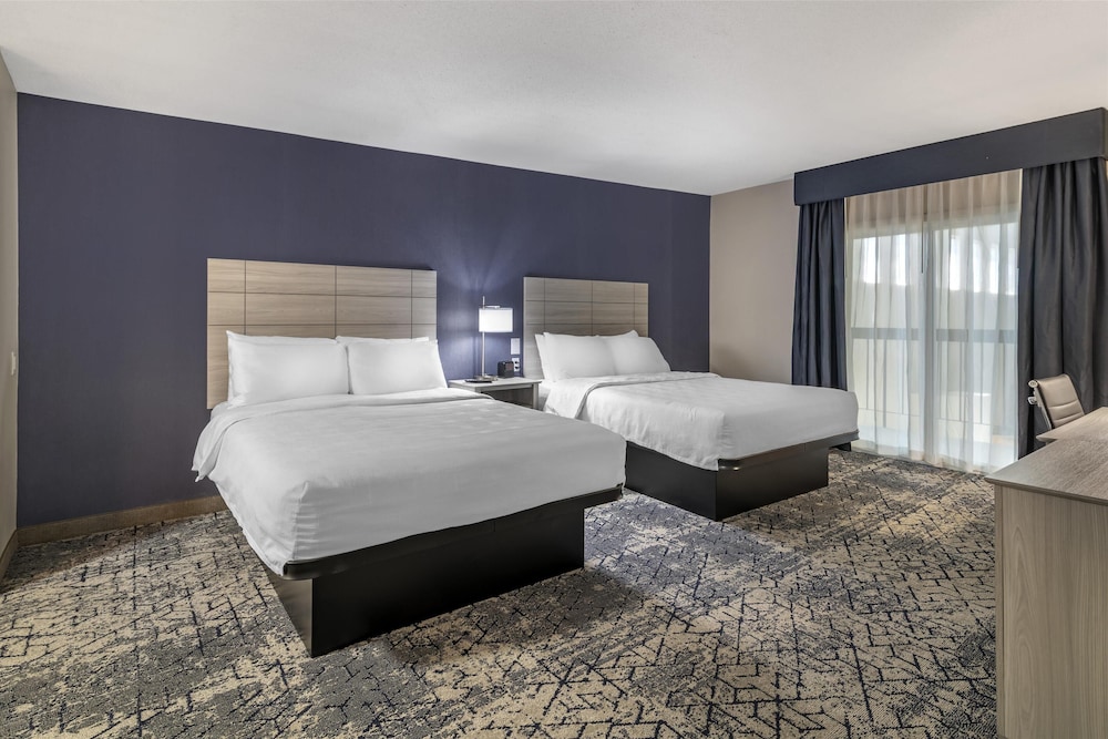 Suite, 2 Queen Beds, Non Smoking, Kitchenette (Dining Table;with Single Sofabed) photo 3