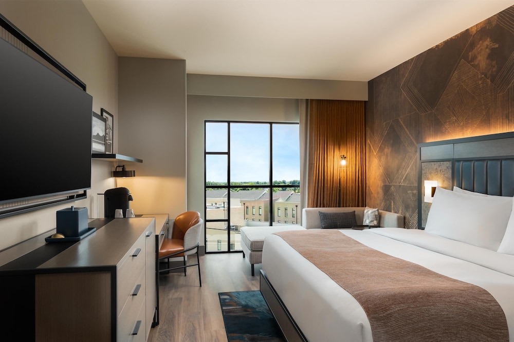 Signature Room, 1 King Bed (Hearing)