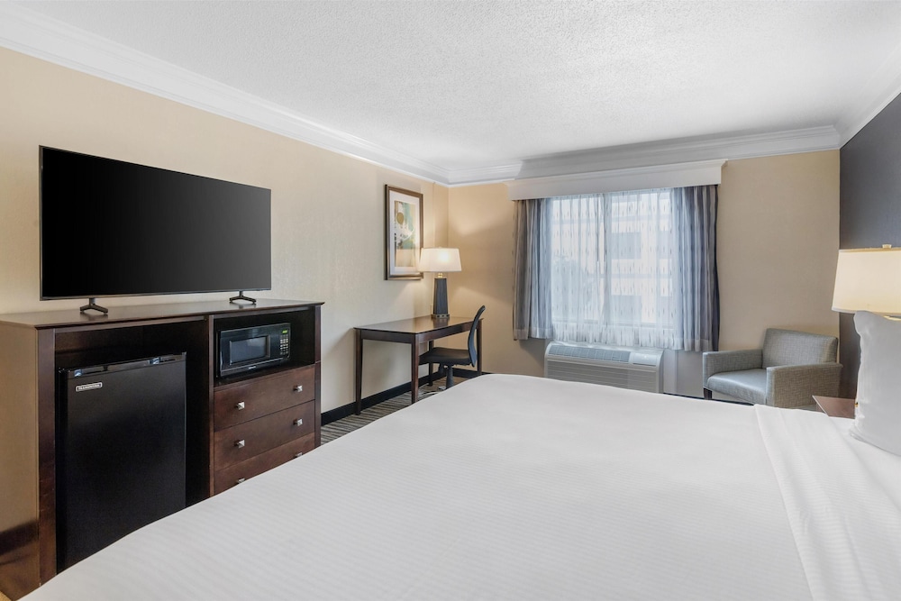 Standard Room, 1 King Bed, Accessible, Refrigerator & Microwave photo 2