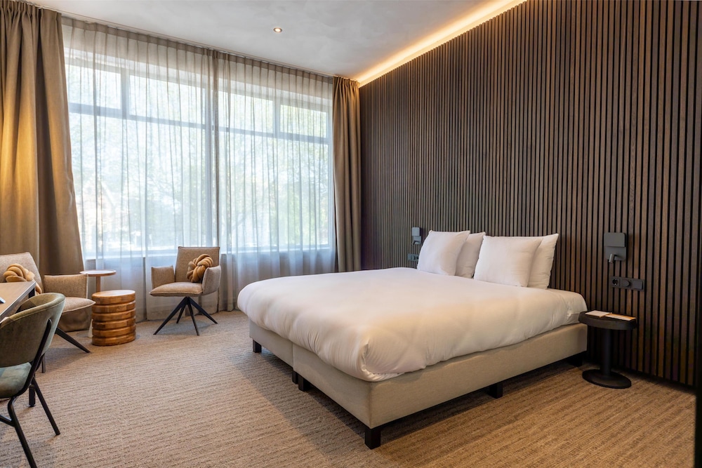 Standard Room, 1 King Bed, Non Smoking - Photo 2