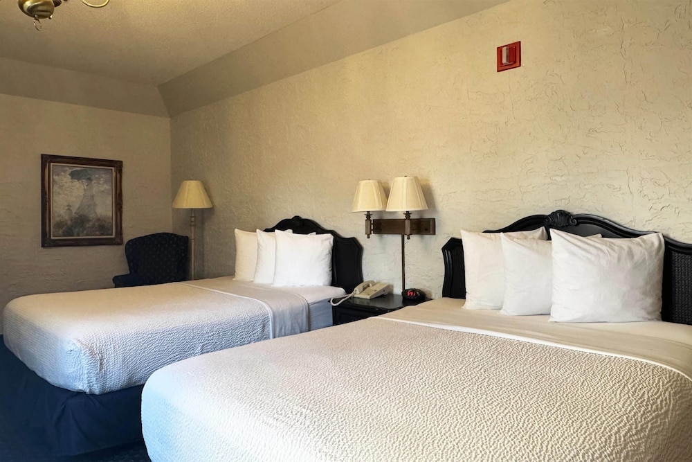 Room, 2 Queen Beds, Mobility Accessible, Non Smoking (Bathtub W/grab Bars) - Photo 3