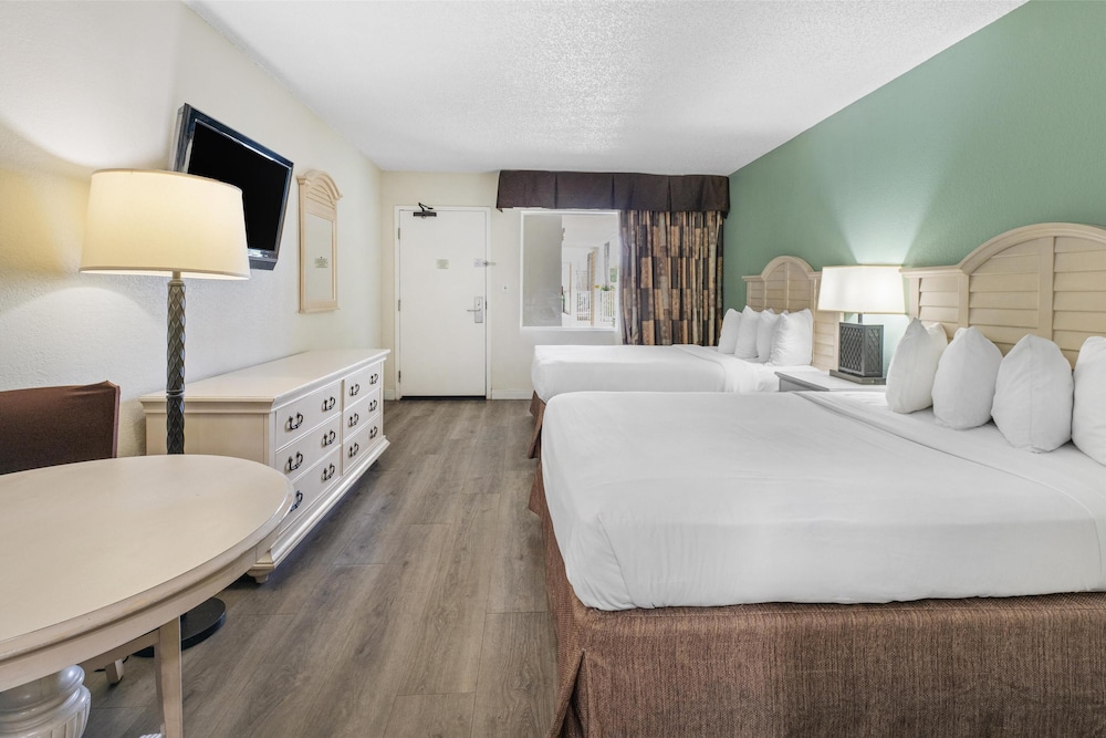 Standard Room, 2 Queen Beds, Non Smoking, Refrigerator & Microwave - Photo 6