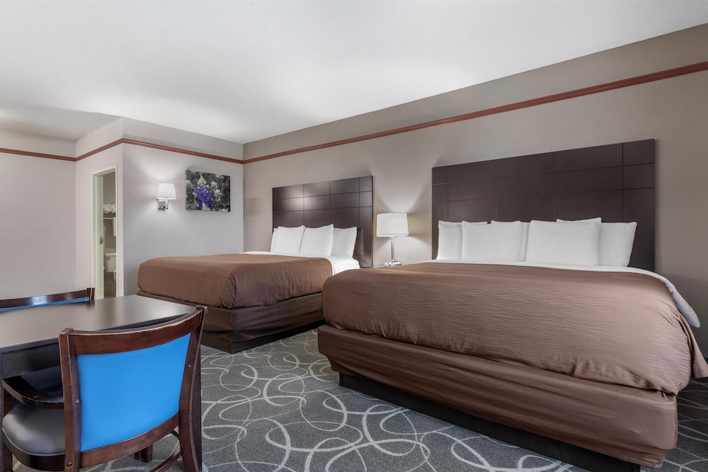 Standard Room, Multiple Beds, Non Smoking, Refrigerator & Microwave photo 2