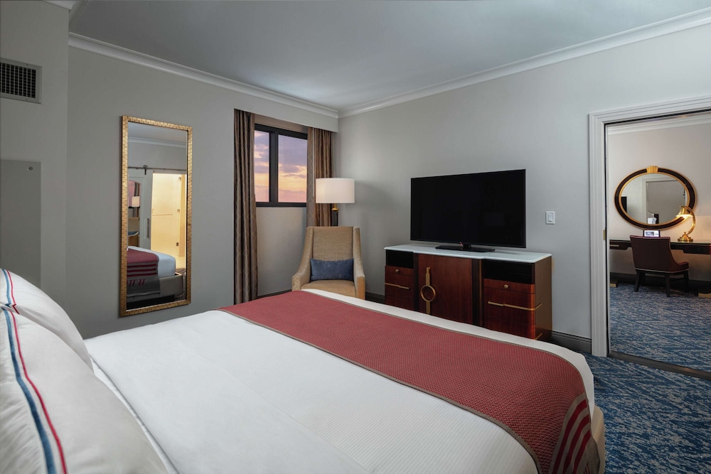 Suite, 1 King Bed with Sofa bed - Photo 1