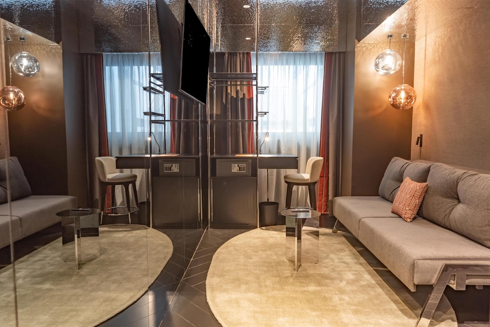 Suite, 1 Bedroom thumbnail 5