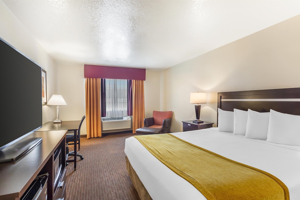 Standard King Room with One King Bed and Refrigerator (Non Smoking) photo 2