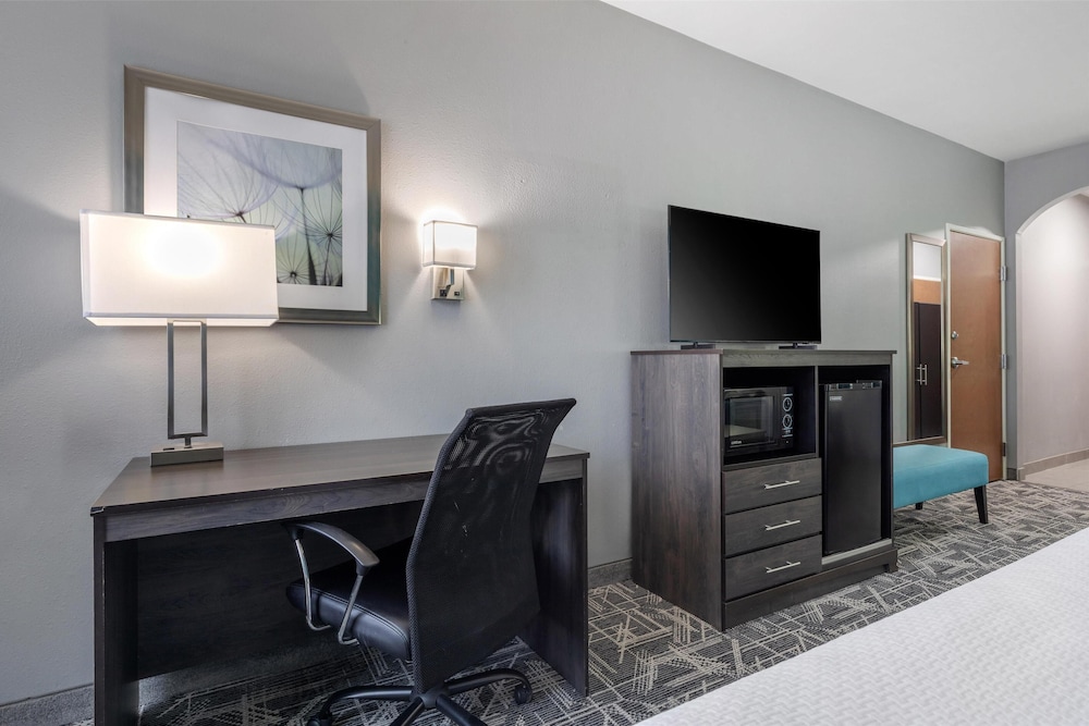 Suite, 1 King Bed, Accessible, Refrigerator & Microwave (with Sofabed) - Photo 2