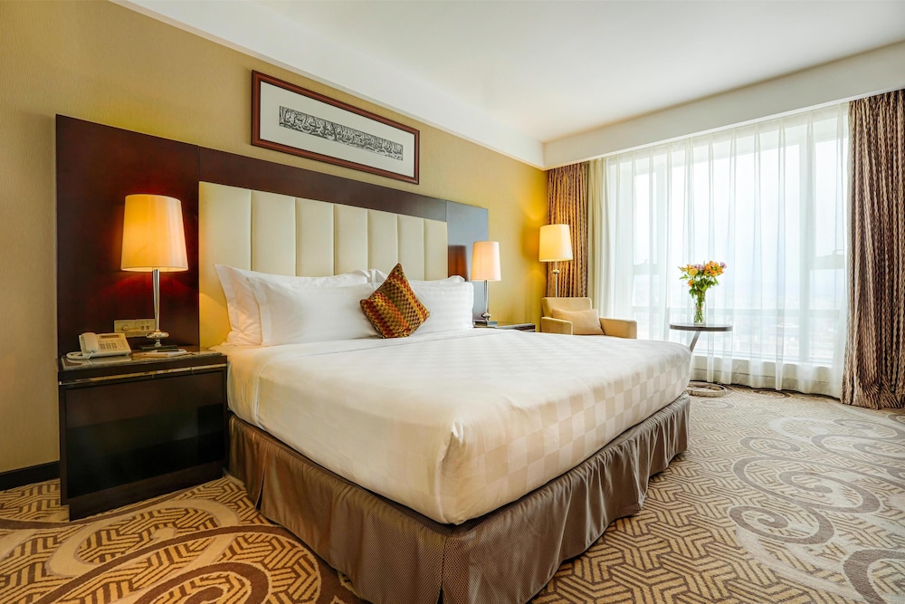 Club Room, 1 King Bed, Non Smoking, City View
