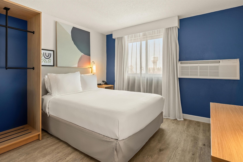 Room, 1 Queen Bed, Accessible (Mobility & Roll-In Shower) - Photo 4