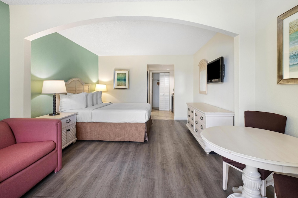 Standard Room, 1 Queen Bed, Non Smoking, Refrigerator & Microwave photo 3