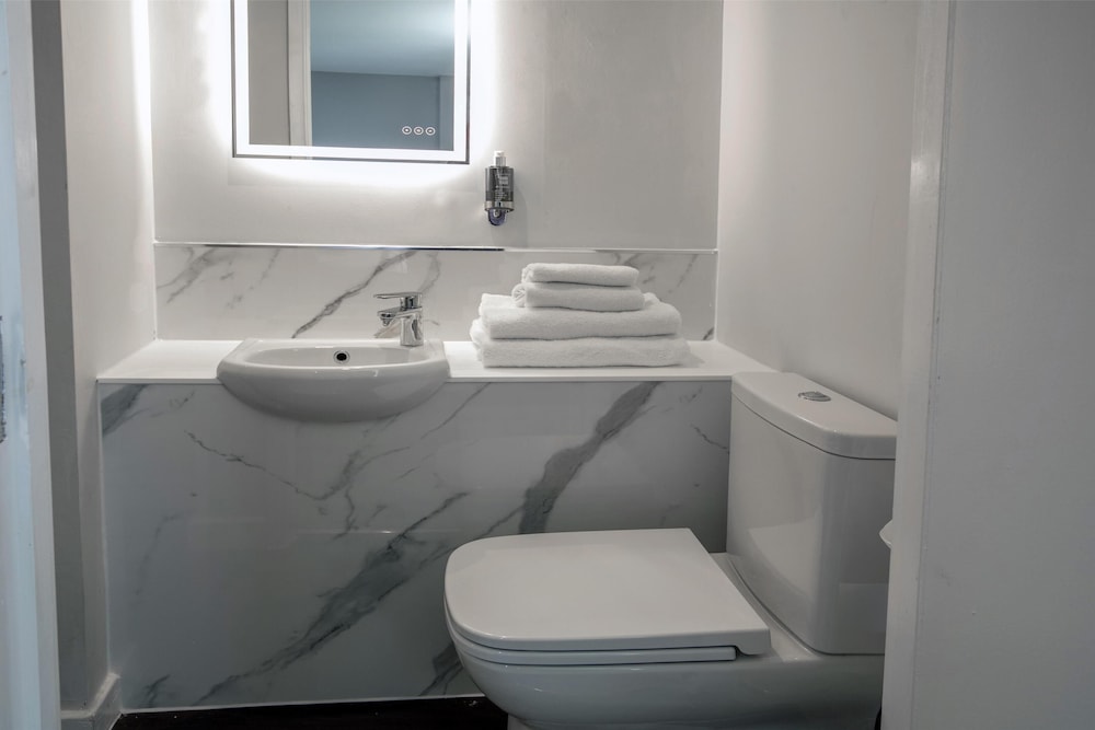 Standard Room, 2 Twin Beds, Non Smoking (Shower Only) - Photo 3