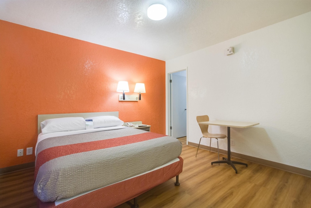 Deluxe Room, 1 Queen Bed, Non Smoking, Refrigerator & Microwave photo 1