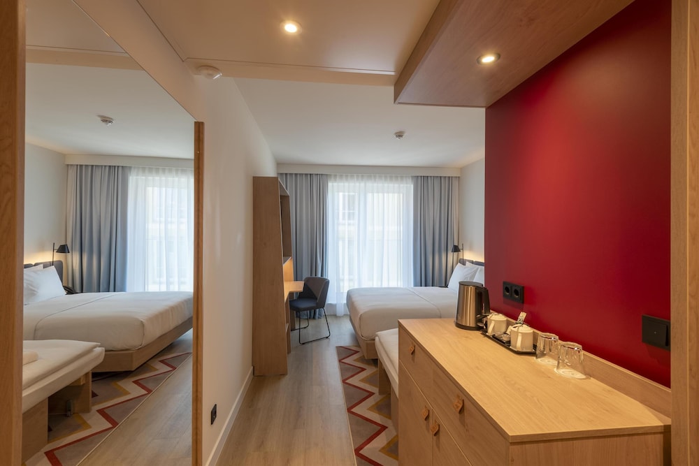 Room, 1 Queen Bed with Sofa bed